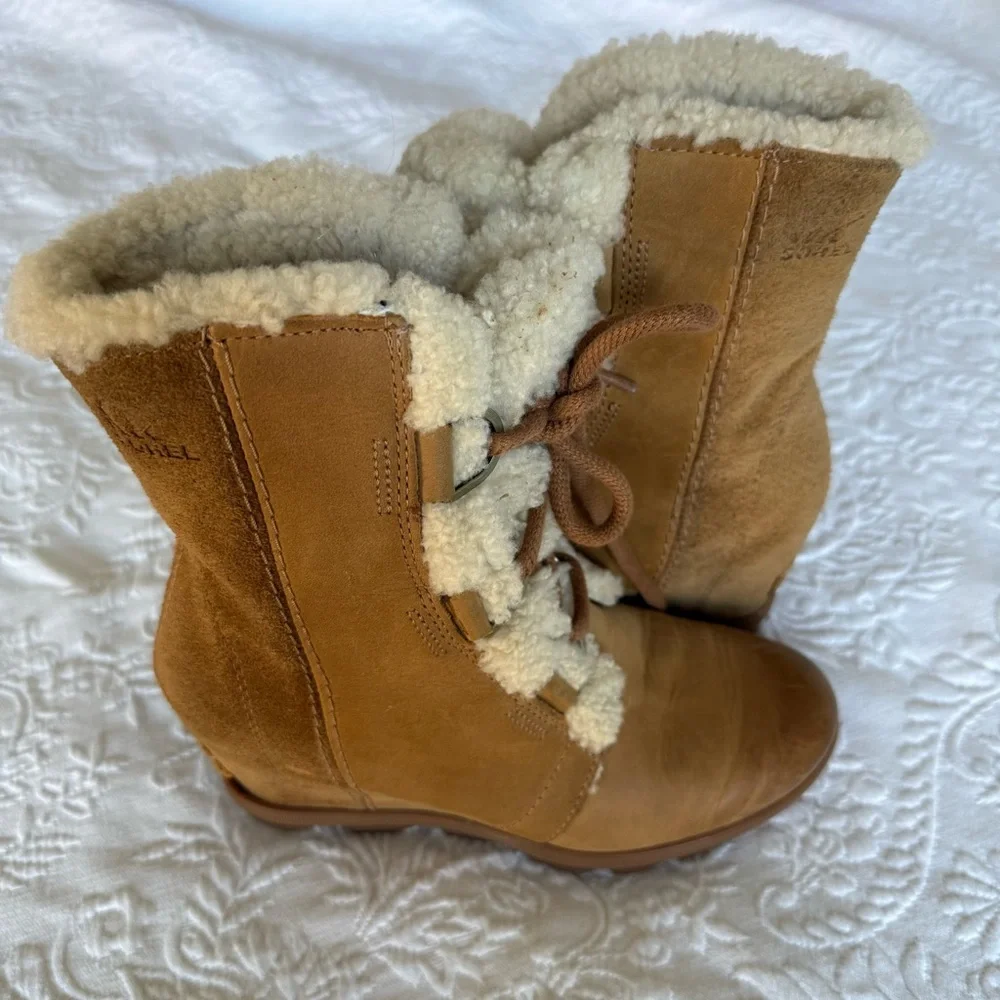 Sorel Joan of Artic Wedge II Tan Shearling Lace-Up Boots size 7.5